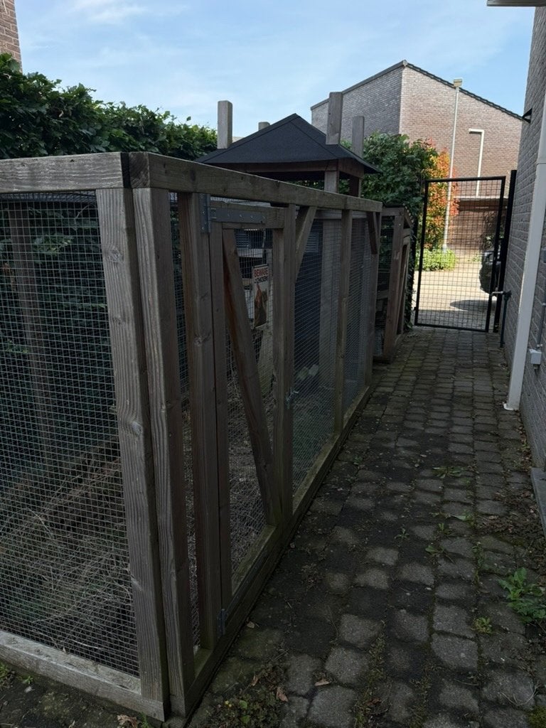 Ruim en stevig kippenhok met overdekte ren – goede staat, Enlèvement, Utilisé, Poulailler