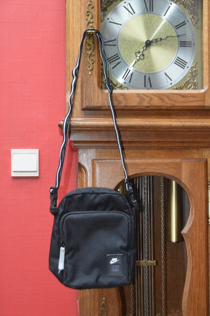Petit sac Nike noir unisexe à bandoulière Très bon état!, Enlèvement ou Envoi, Comme neuf, Noir, Autres marques