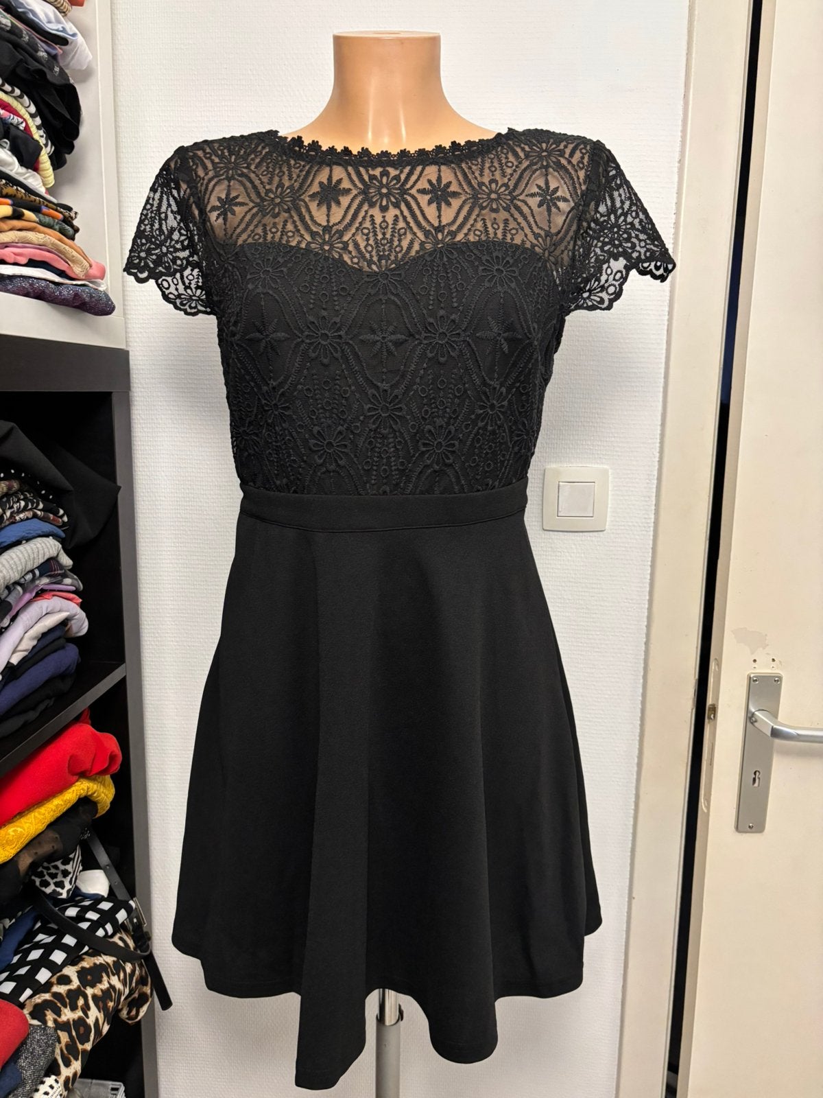 Nieuwe elegante en sexy jurk, Ophalen of Verzenden, Nieuw, Maat 38/40 (M), Zwart