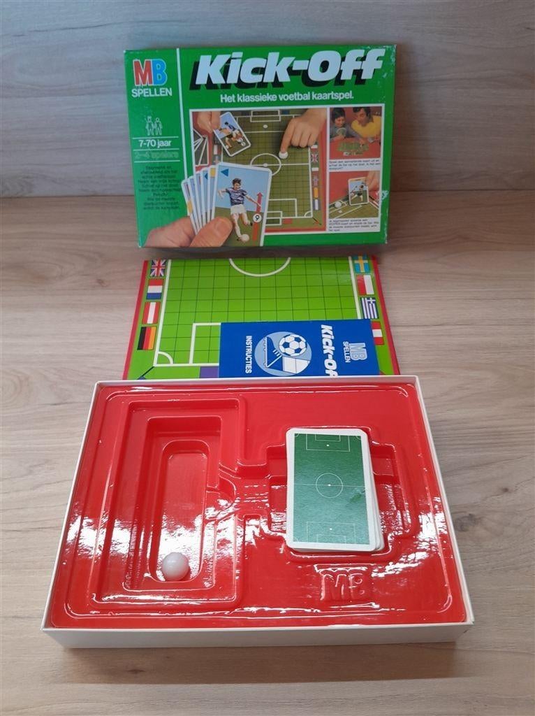 Kick-Off het klassieke voetbal kaartspel - s3736, Hobby en Vrije tijd, Verzenden, Zo goed als nieuw