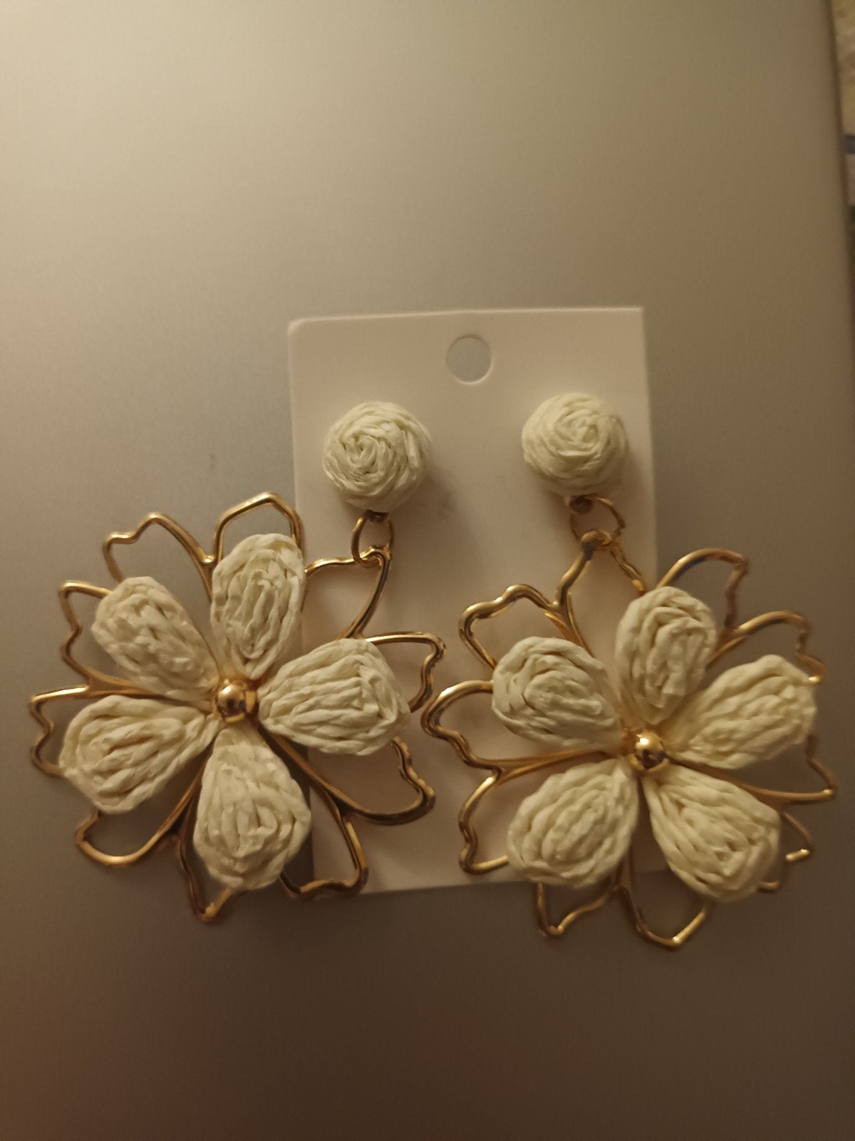 bloem met gouden omtrek, Bijoux, Sacs & Beauté, Neuf, N/a, N/a, Beige