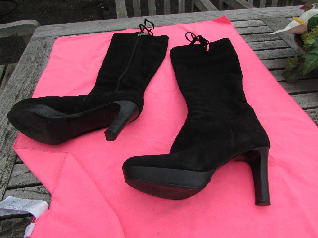 Laarzen maat 41 zwarte daim vero quito 95 euro., Kleding | Dames, Schoenen, Ophalen, Hoge laarzen, Zo goed als nieuw, Vero quito