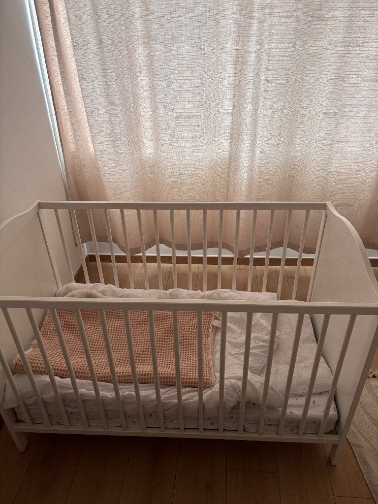 Baby bed IKEA te koop!, Kinderen en Baby's, Ophalen, Zo goed als nieuw, Matras