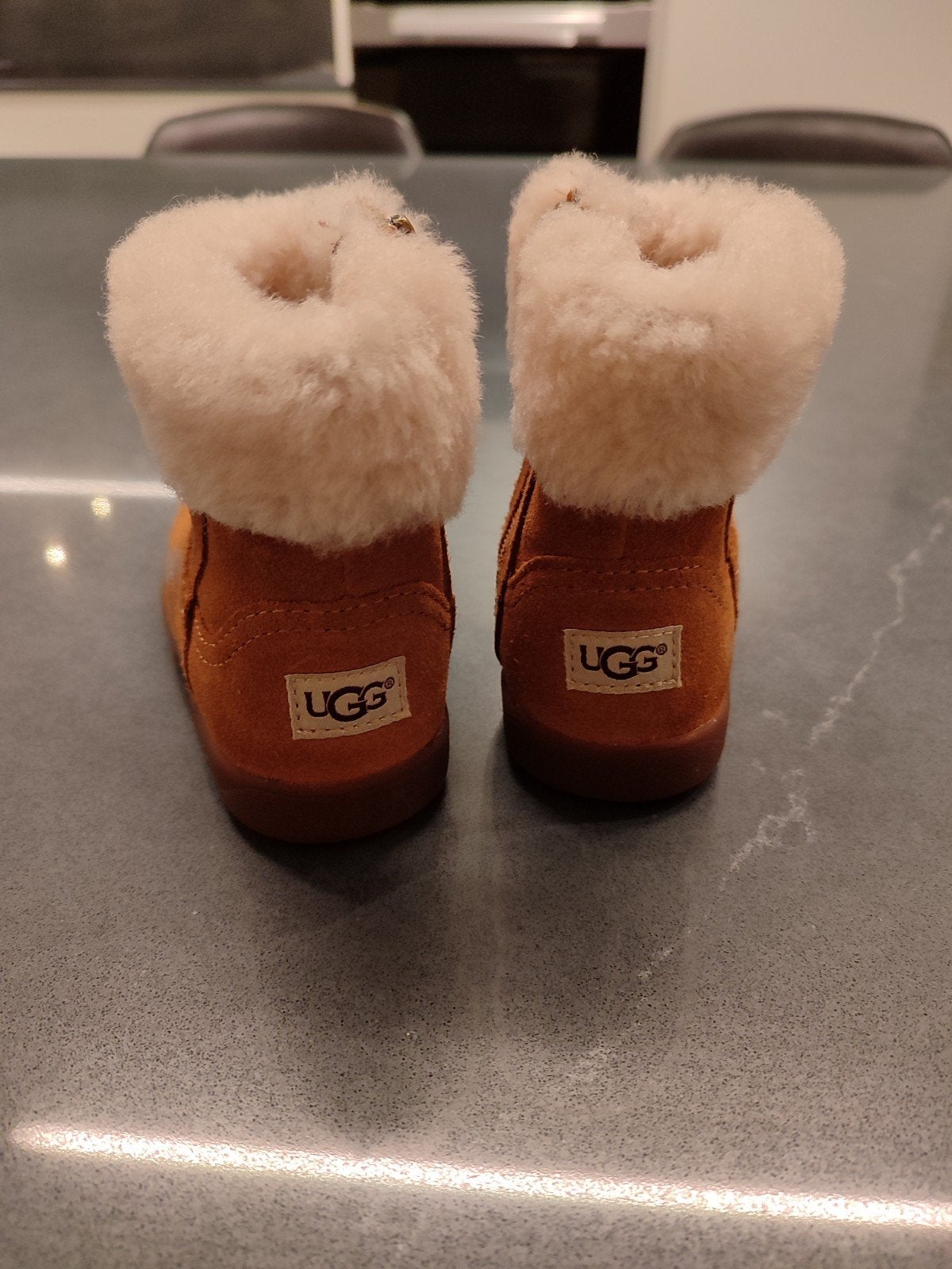 Uggs maat 22,5, Enfants & Bébés, Enlèvement, Comme neuf, Ugg