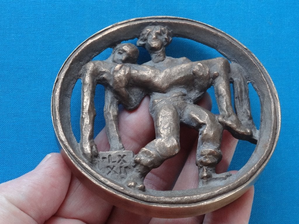 Brons, diameter 95 mm, dik 1 cm gewicht 314 gram, Antiek en Kunst, Kunst | Beelden en Houtsnijwerken, Groep mensen, Minder dan 20 cm