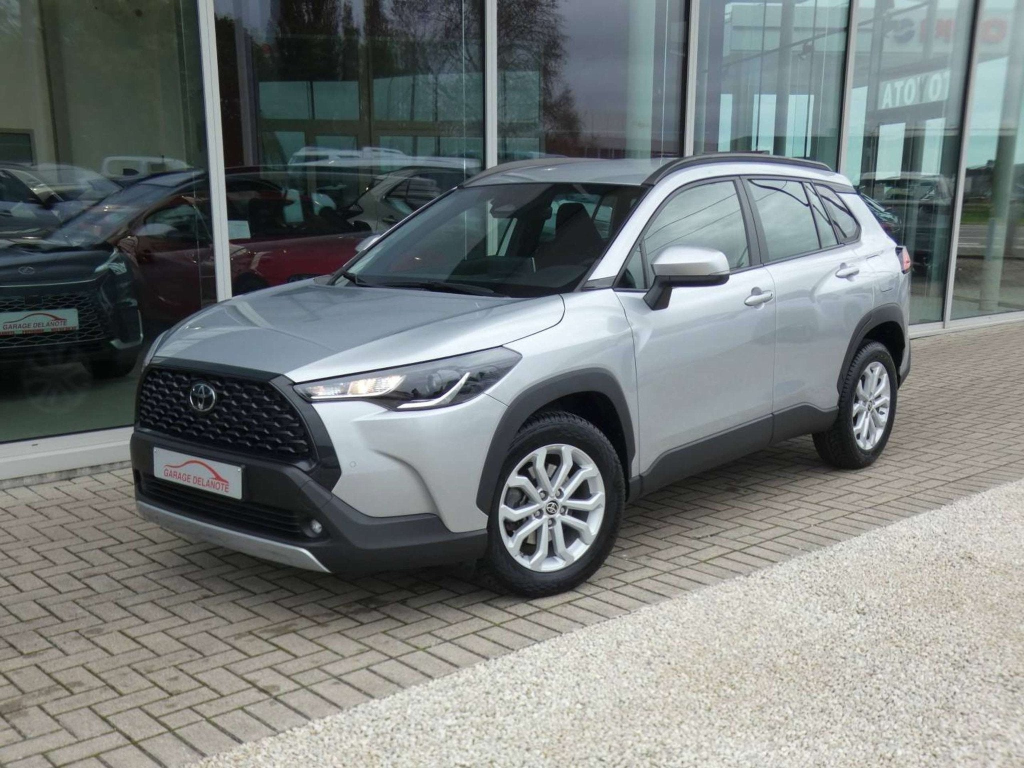 Toyota Corolla Cross 1.8 Hybrid 140PK +Dodehoek +Parkeersens, Auto's, Stof, Gebruikt, Zwart, 4 cilinders