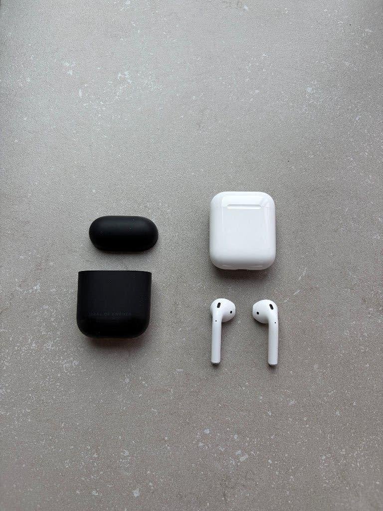Airpods 2de generatie met beschermhoesje, Telecommunicatie, Ophalen of Verzenden, Zo goed als nieuw, Apple, In oorschelp (earbud)