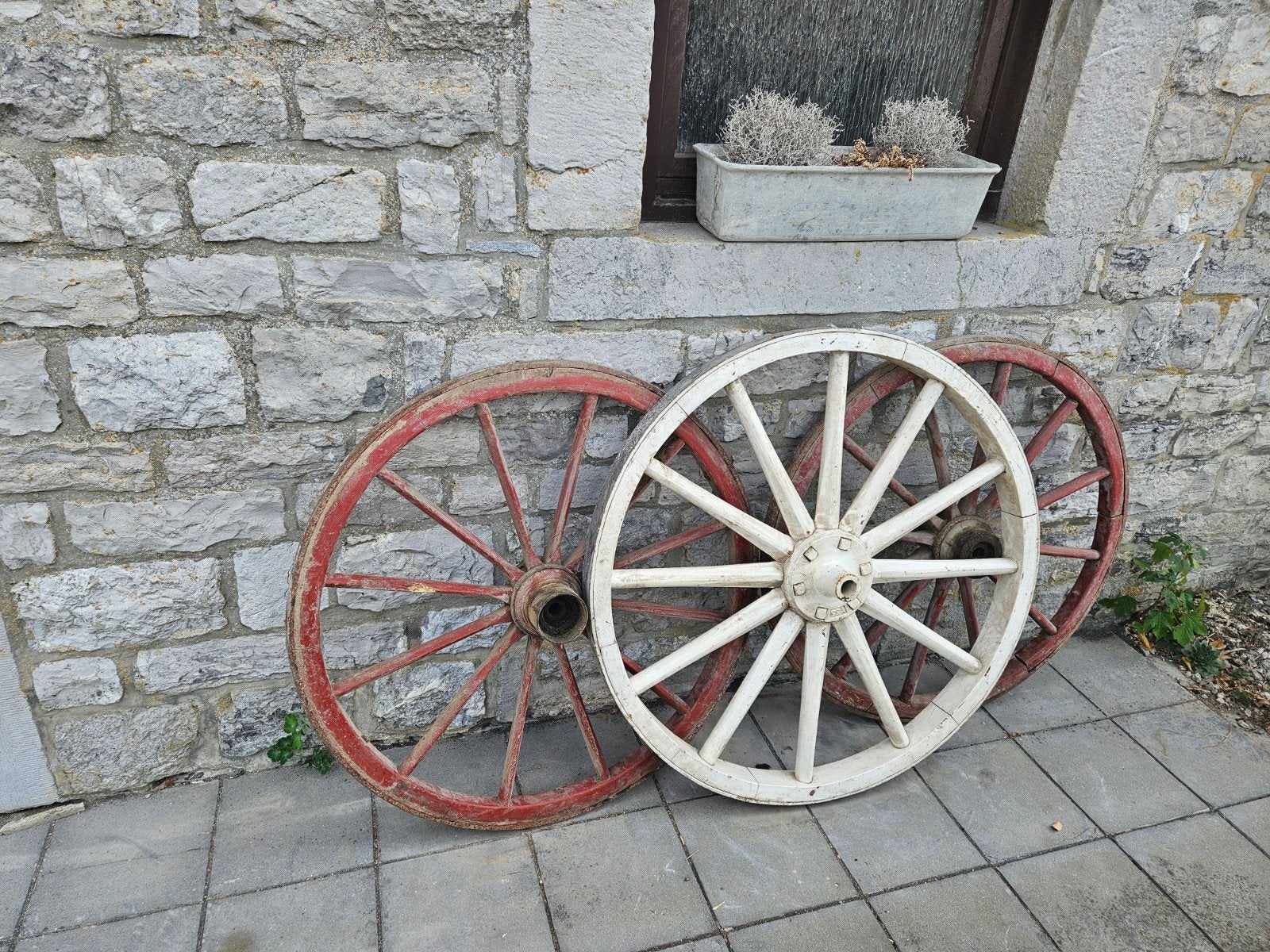 Lot de 3 anciennes roues de charrette en bois – Ø 110 cm, Enlèvement