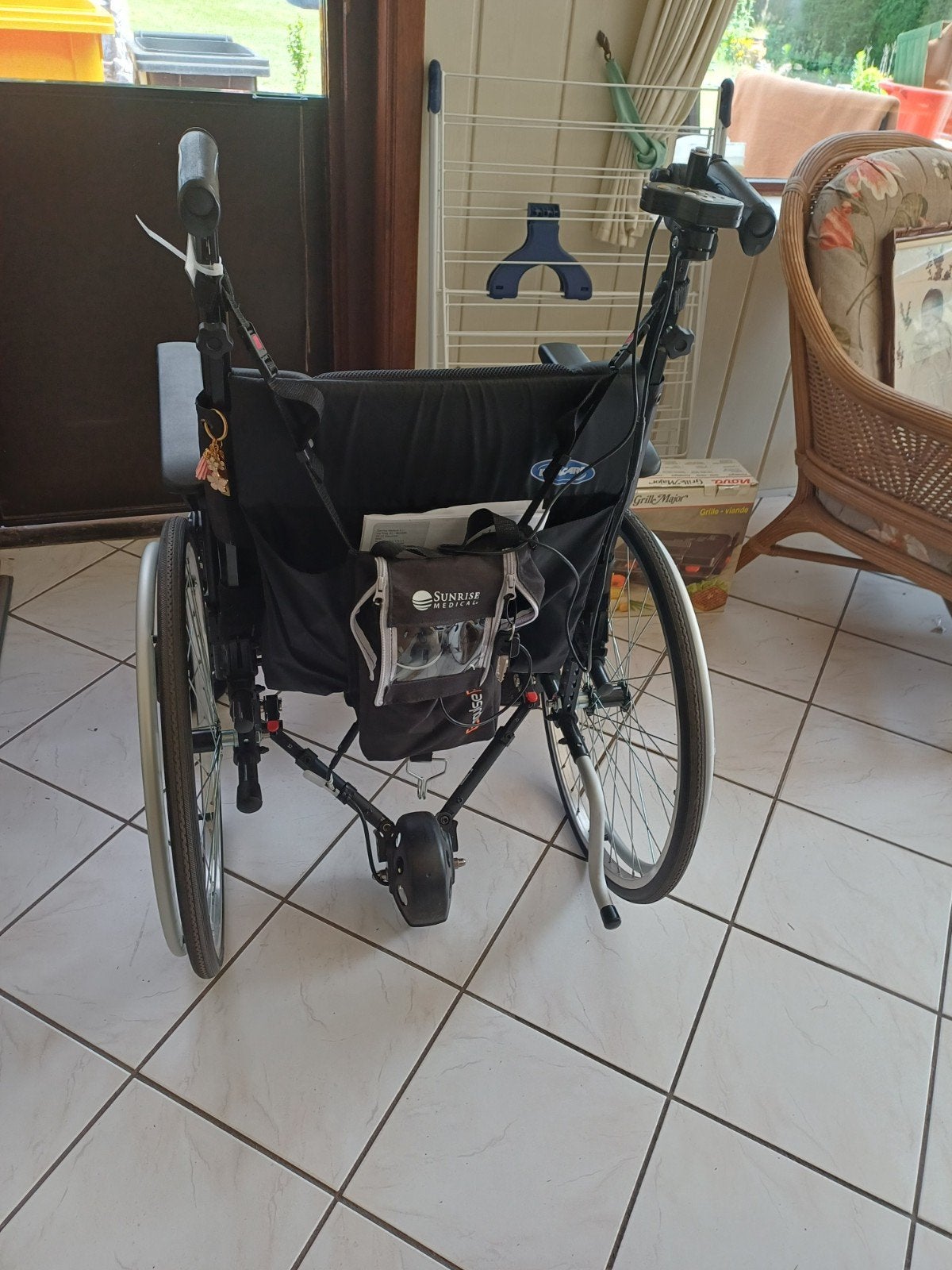 Zwarte rolstoel met motor aandrijving, Fietsen en Brommers, Ophalen