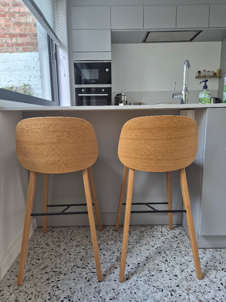 Deux tabourets/chaises de bar en chêne massif, Enlèvement, Comme neuf, Bois