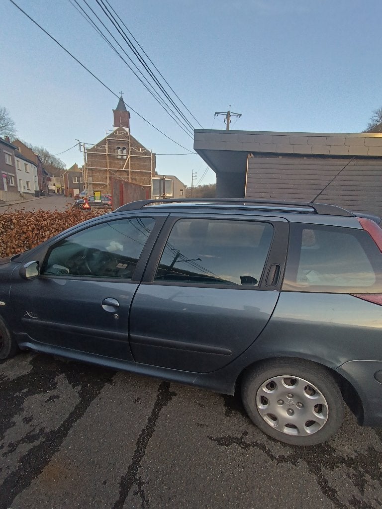 Vente de véhicule  un peu accidenté, Zakelijke goederen, Stock en Retail | Verkoopwagens, Ophalen