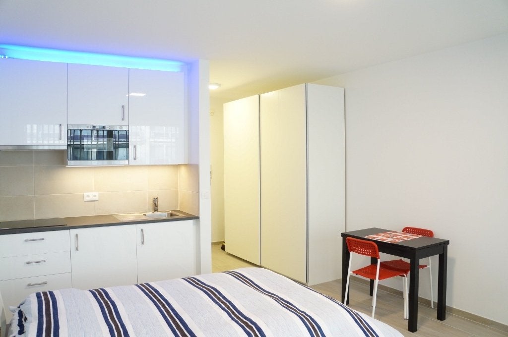 Mooie studio met balkon in rustige buurt, Immo, 20 à 35 m², Anvers (ville)