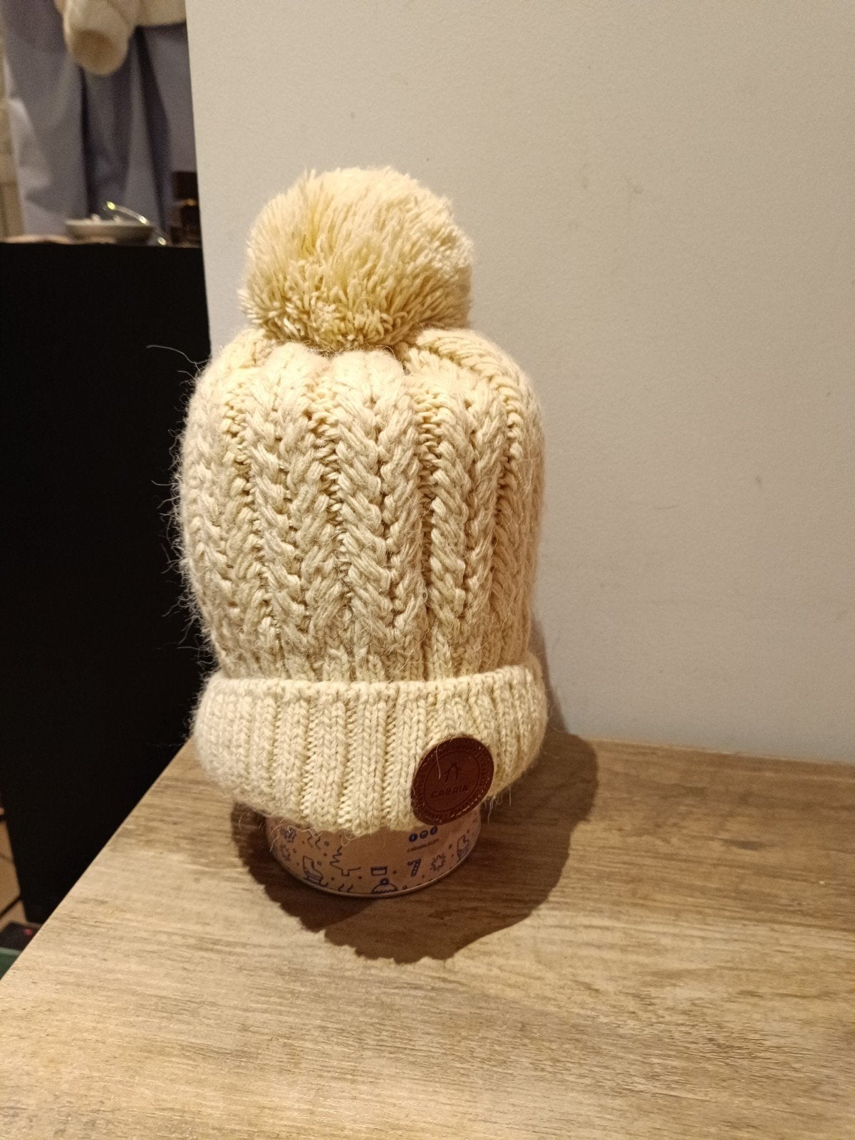 cabaïa muts met 3 pom-pom in box original, Ophalen, Hoed, One size fits all, Zo goed als nieuw