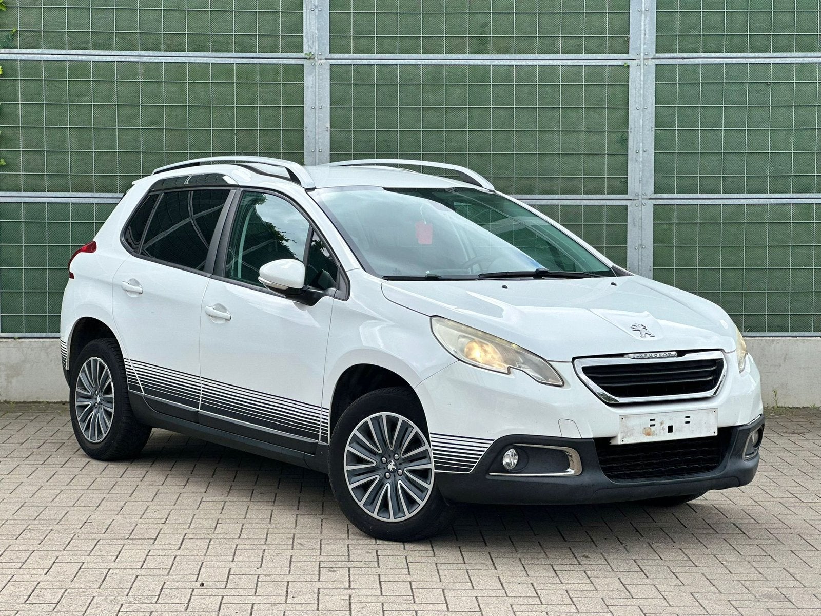 Peugeot 2008 1.2 Benzine, 4 deurs, Zwart, Wit, Bedrijf