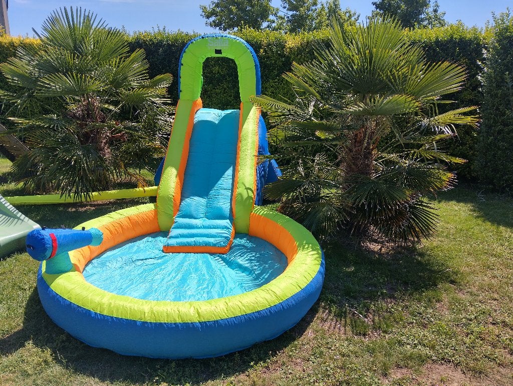 Luchtkasteel met waterpret, Kinderen en Baby's, Speelgoed | Buiten | Springkussens, Zo goed als nieuw, Ophalen