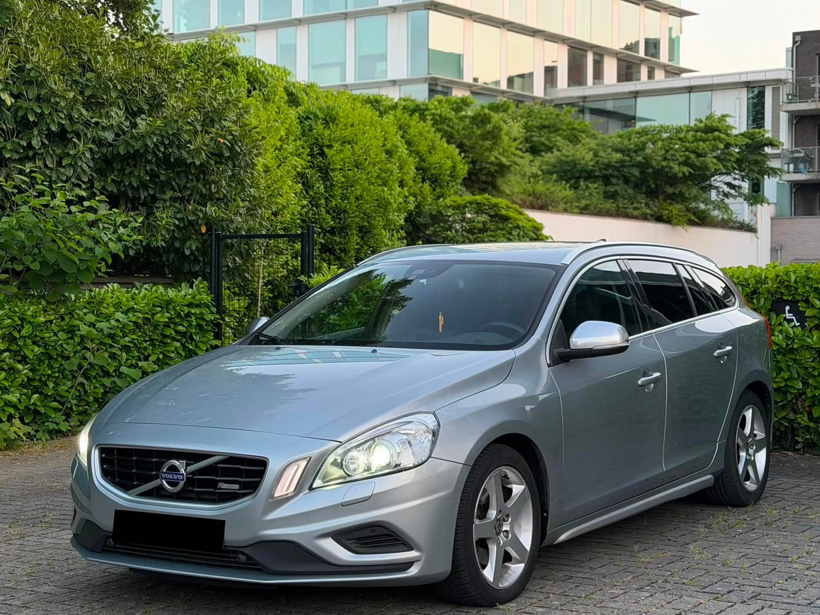 Volvo V60 R-design 2.0D 5 cilinder uit 2011, Auto's, Volvo, Euro 5, Overige kleuren, 5 deurs, Onderhoudsboekje