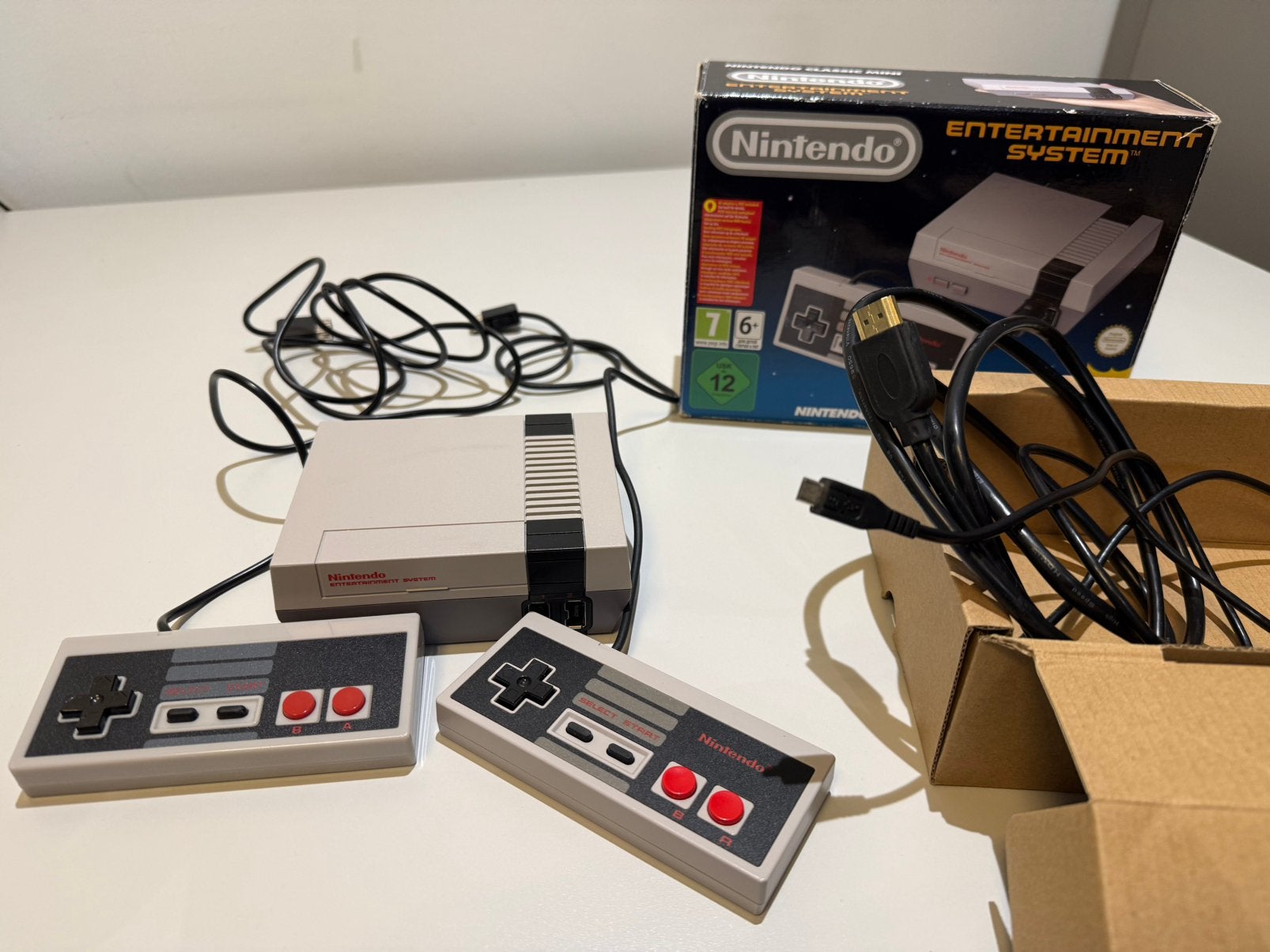 Nintendo Classic Mini NES complète boîte + 2 manettes, Consoles de jeu & Jeux vidéo, Envoi, Comme neuf