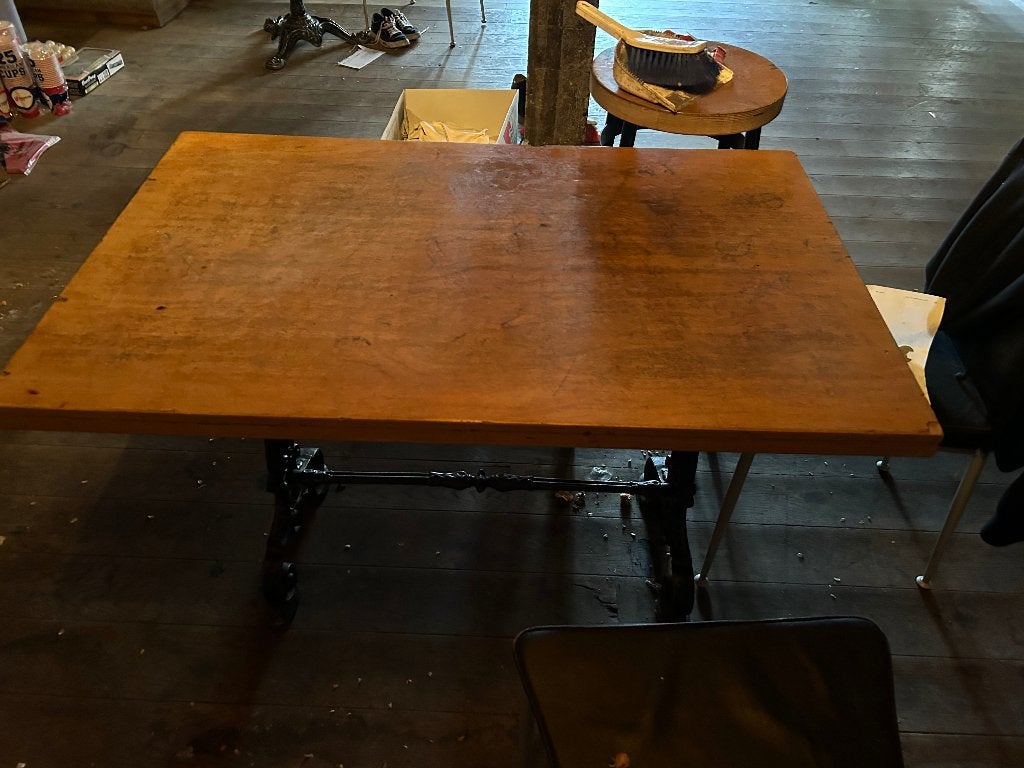 4 houten tafels met ikzeren onderstel, Ophalen, Gebruikt