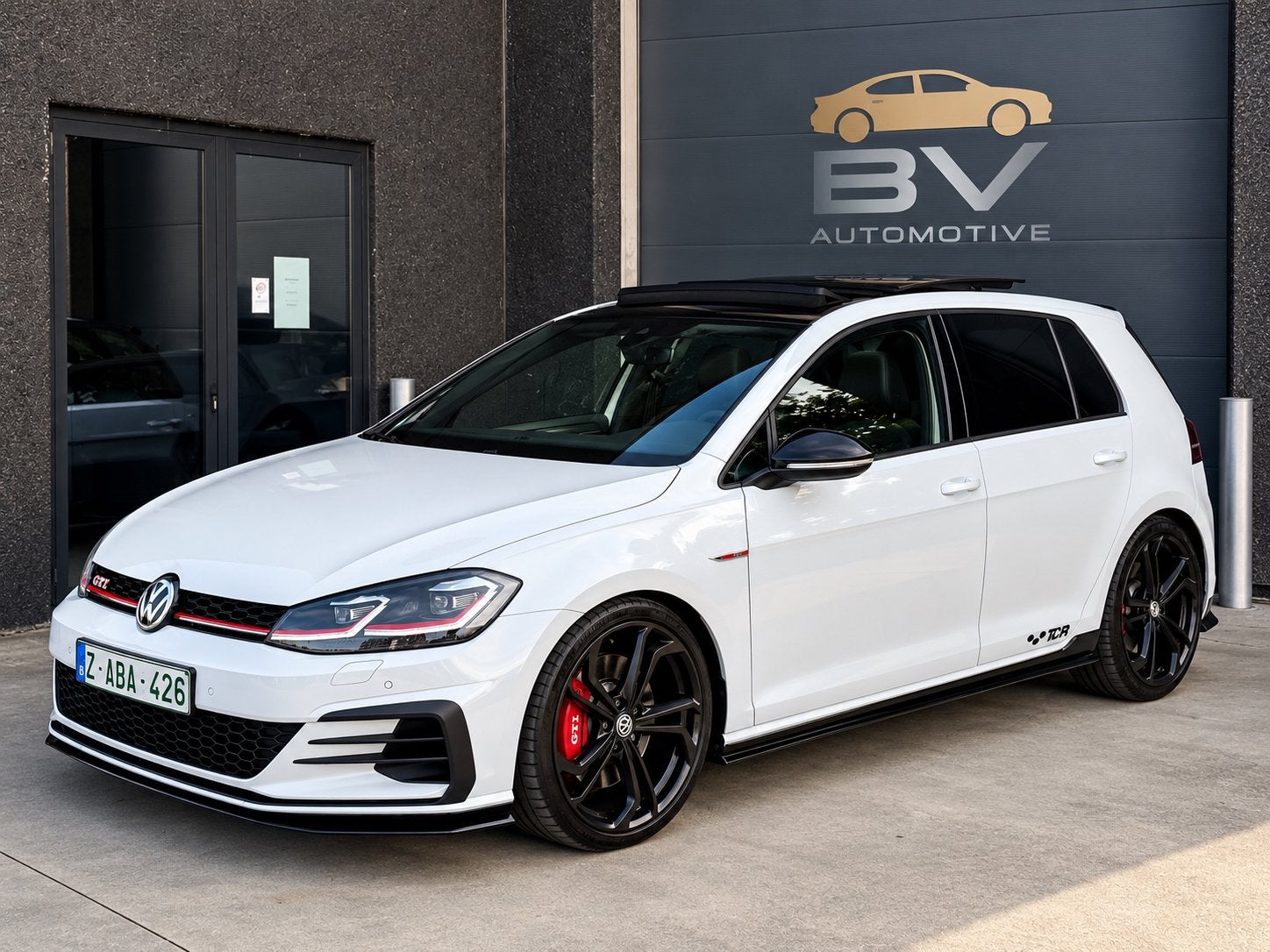 VW GOLF 7.5 GTI TCR - AKRA - DCC - PANO - KEYLESS - DYNAUDIO, Auto's, Verwarmde buitenspiegels, 4 cilinders, 1984 cc, Alcantara