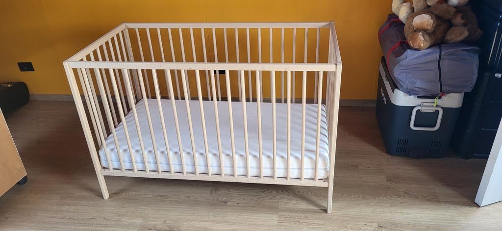 Babybed met matras, in nieuwe staat., Ophalen