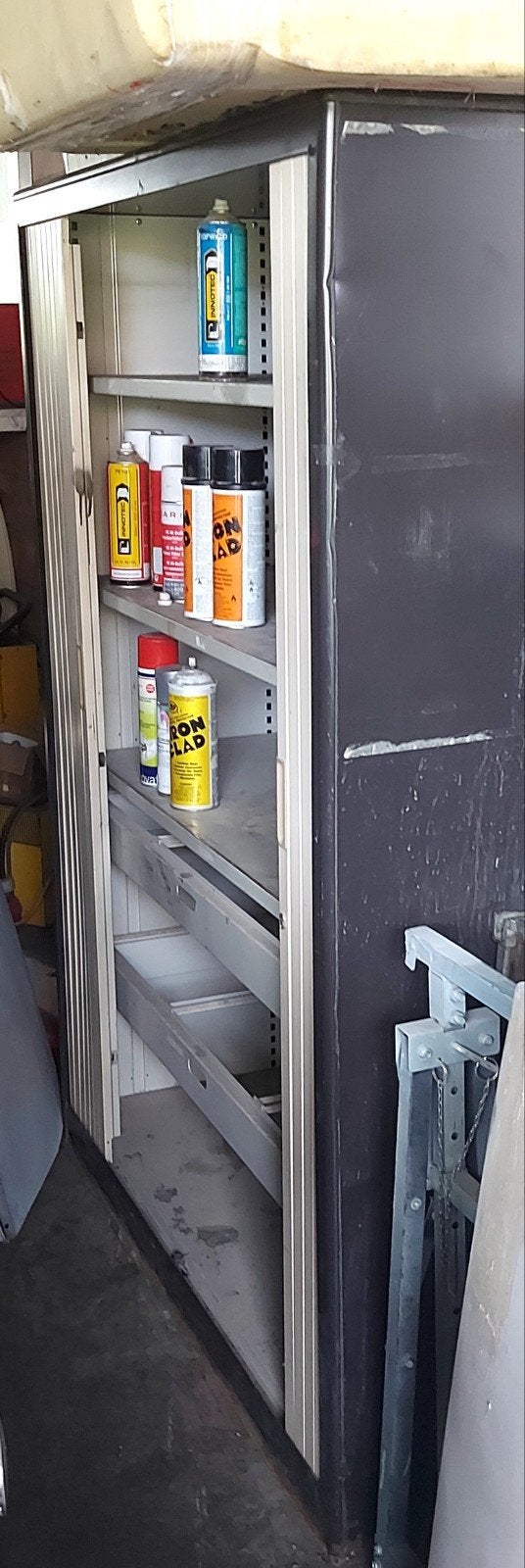 metalen  kast met rolluiken, Ophalen, Zo goed als nieuw