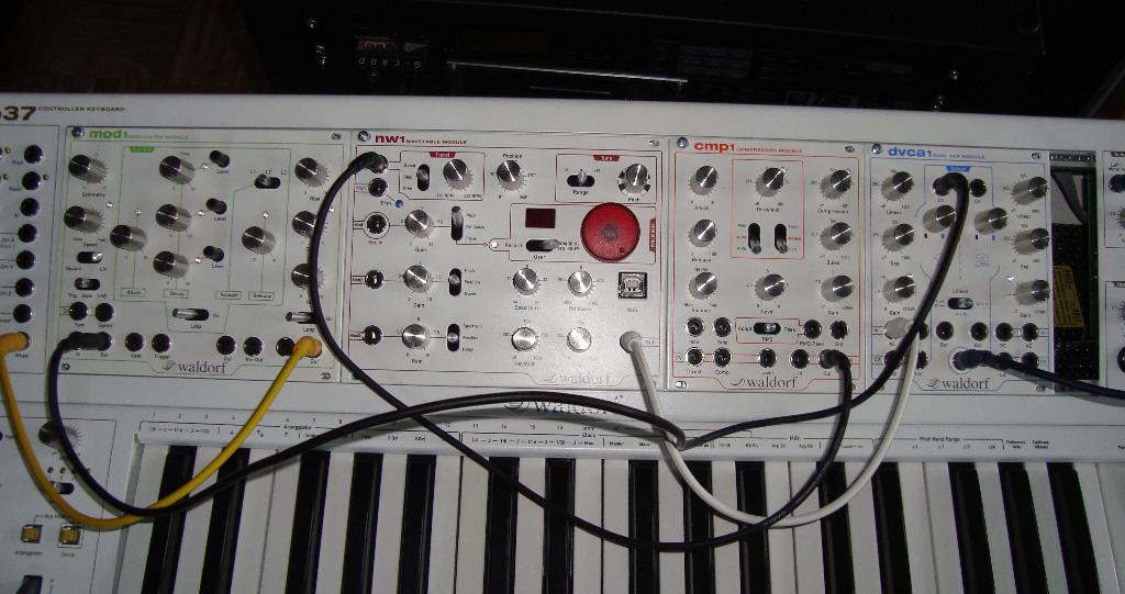 Waldorf eurorack DVCA1, MOD1 et CMP1. Korg M1., Musique & Instruments, Synthétiseurs, Utilisé, 61 touches, Korg, Avec connexion MIDI
