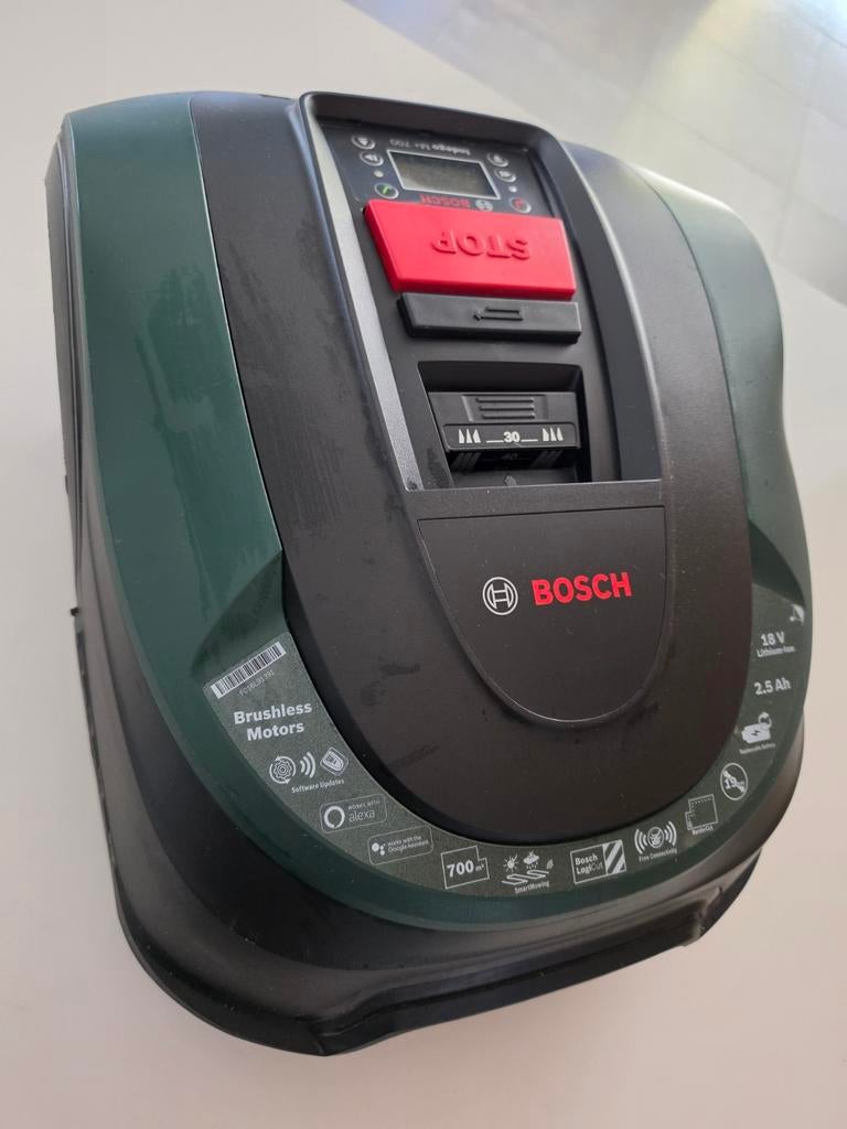 Bosch Indego M+ 700 met garage in zeer goede staat., Tuin en Terras, Ophalen