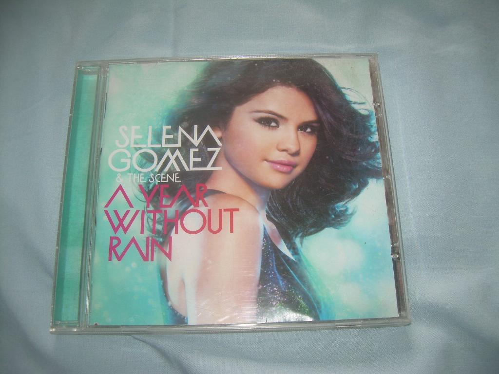 CD - SELENA GOMEZ - A YEAR WITHOUT RAIN, Ophalen of Verzenden, 2010 - 2019, Zo goed als nieuw