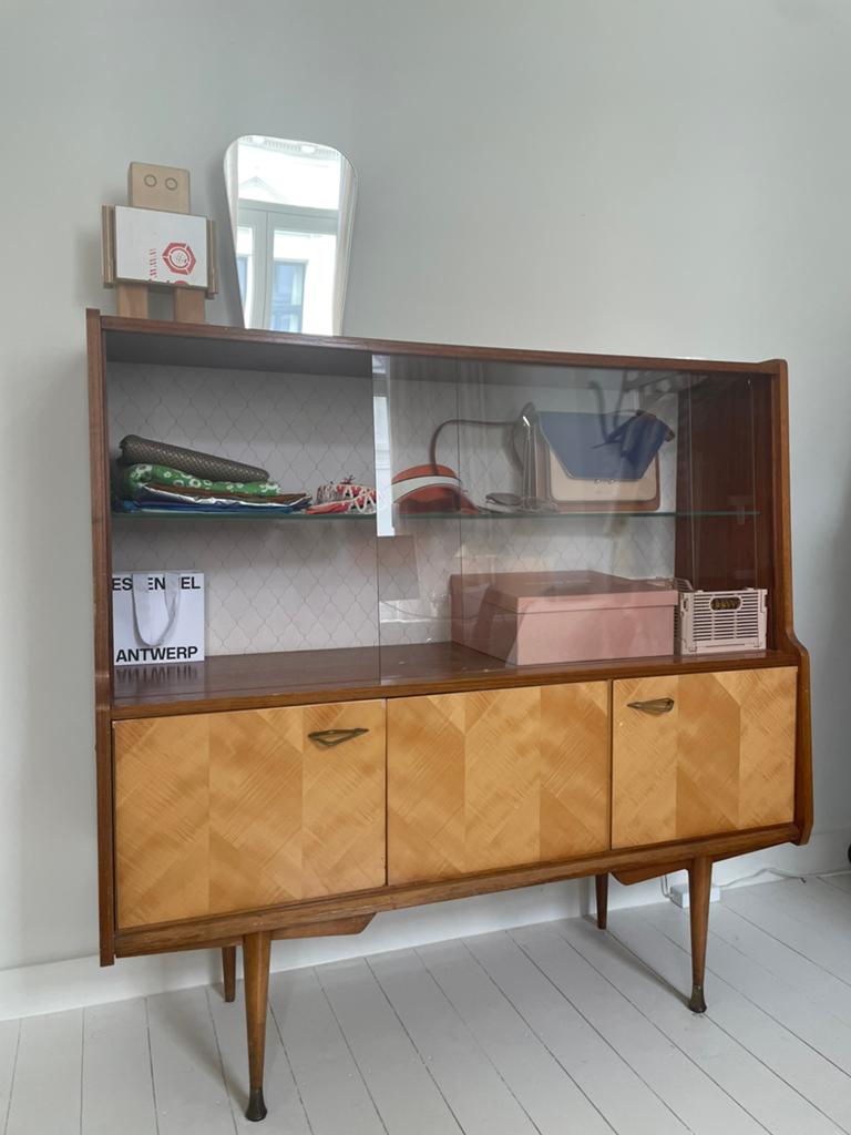 Super mooie vintage midcentury vitrinekast, Maison & Meubles, Armoires | Vitrines, 25 à 50 cm, Avec porte(s), 100 à 150 cm, Enlèvement