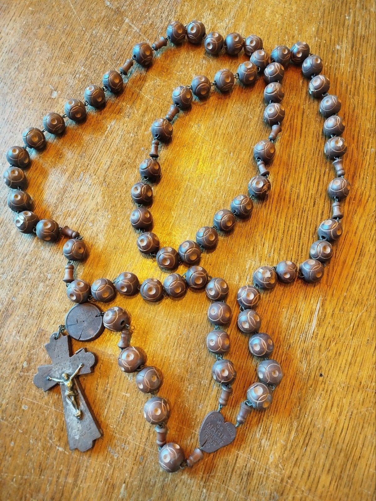 Grand chapelet ancien de Lourdes en bois +-1,23 m – Souvenir, Enlèvement ou Envoi, Utilisé