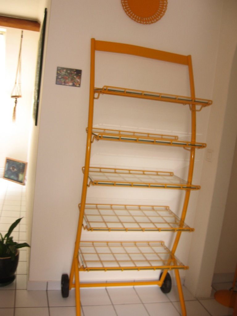 Groot zonnebloemgeel rek op maat op 2 wielen en voorzien van, Huis en Inrichting, Ophalen, Gebruikt, Etagère, Glas