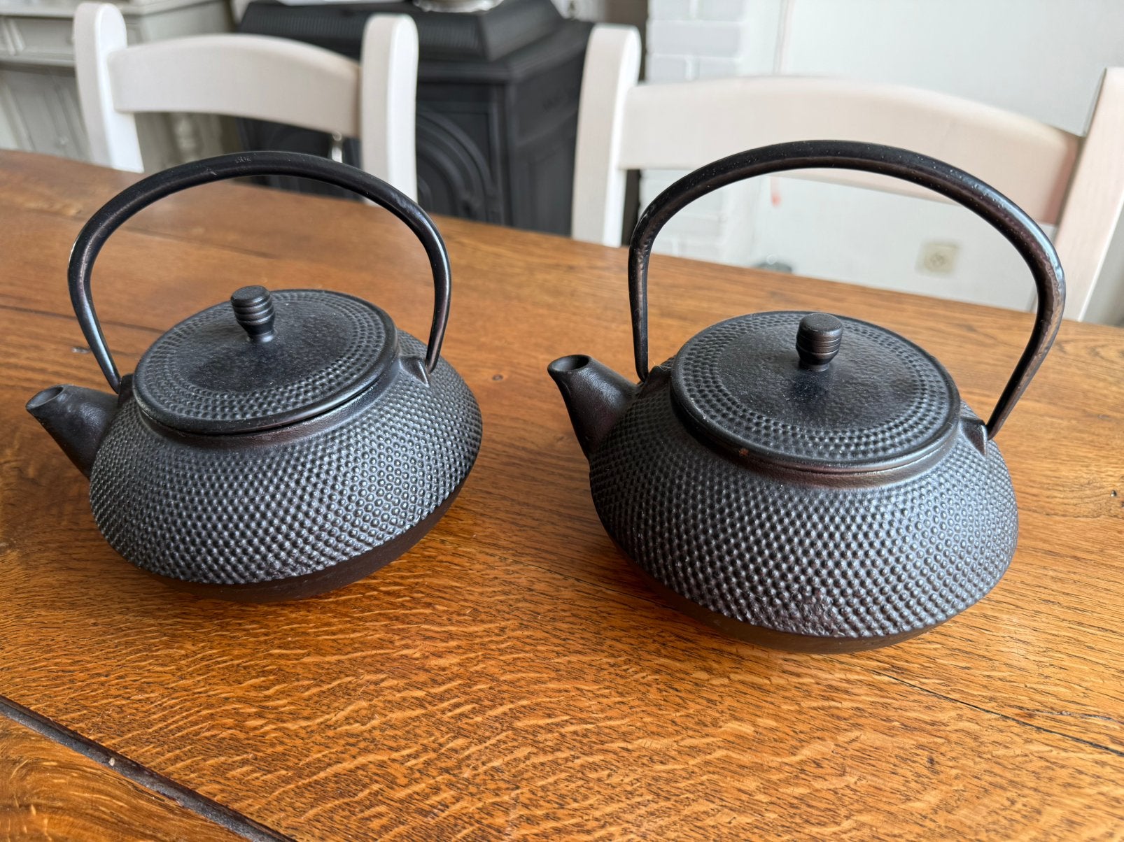Theepot. 2 kleine theepotten in gietijzer, Enlèvement