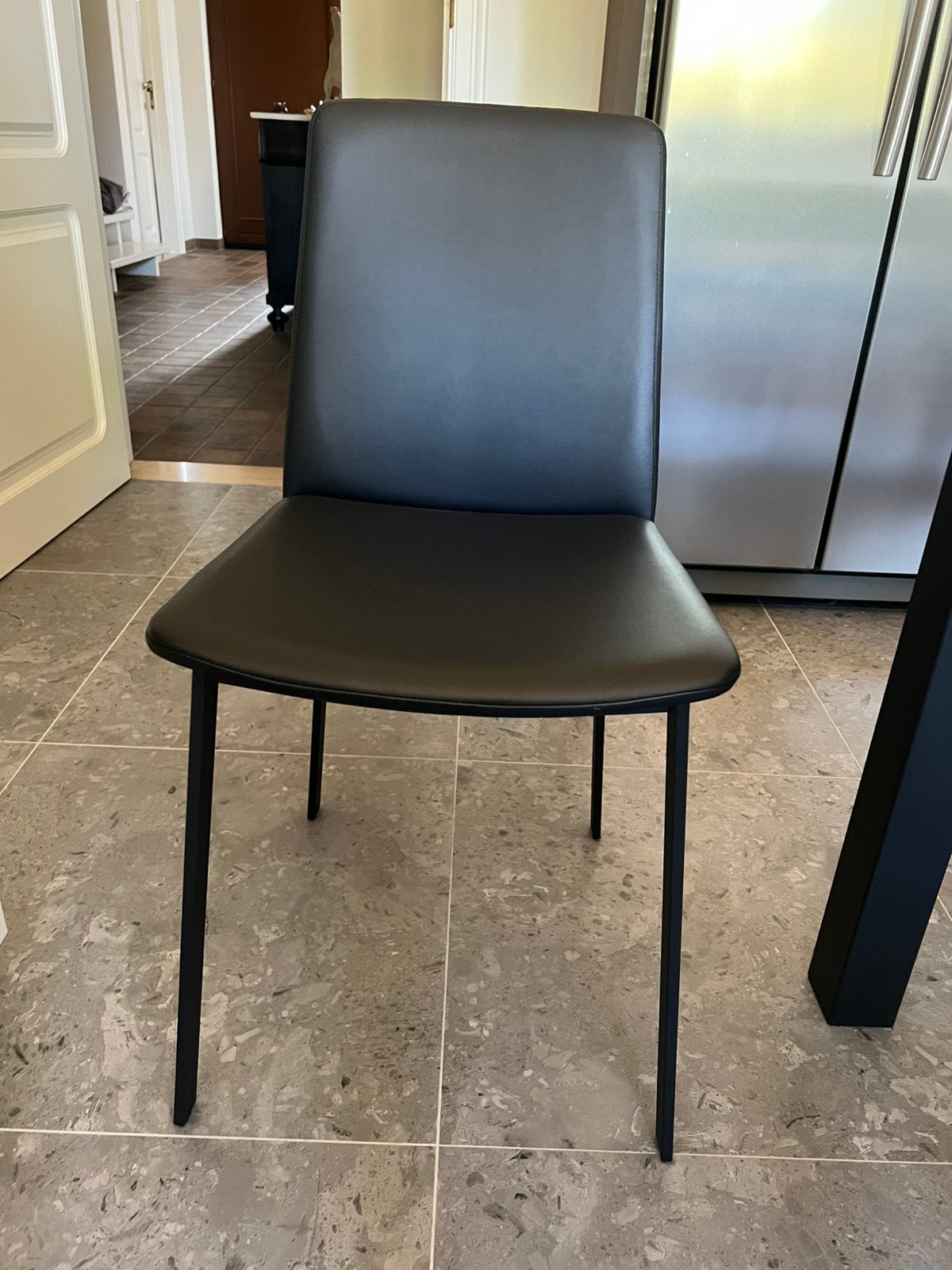 4 zwarte lederen stoelen, Huis en Inrichting, Stoelen, Ophalen, Zo goed als nieuw