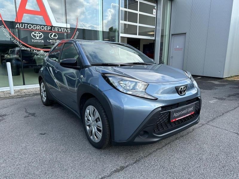 Toyota Aygo 1.0 BENZ-MT-PLAY, 72 pk, Handgeschakeld, 5 deurs, Zilver of Grijs
