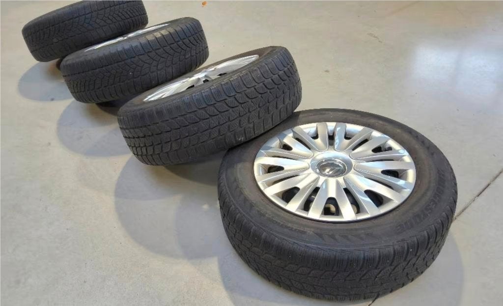 4 pneus hiver 195/65-15 avec des jantes Volkswagen, 15 pouces, Pneus et Jantes, Pneus hiver, Enlèvement