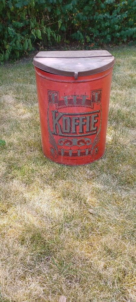 Oud en groot koffieblik, Ophalen