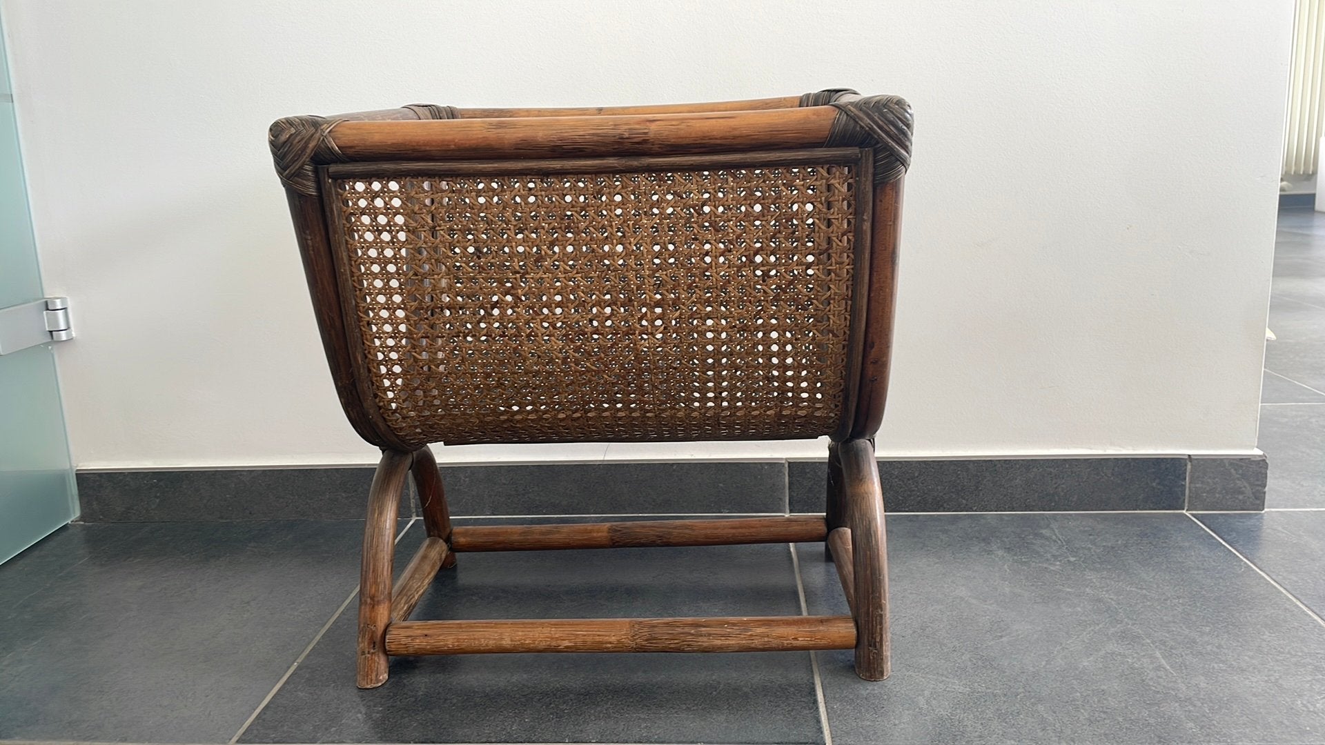 Prachtig houten krantenbakje, Ophalen, Zo goed als nieuw
