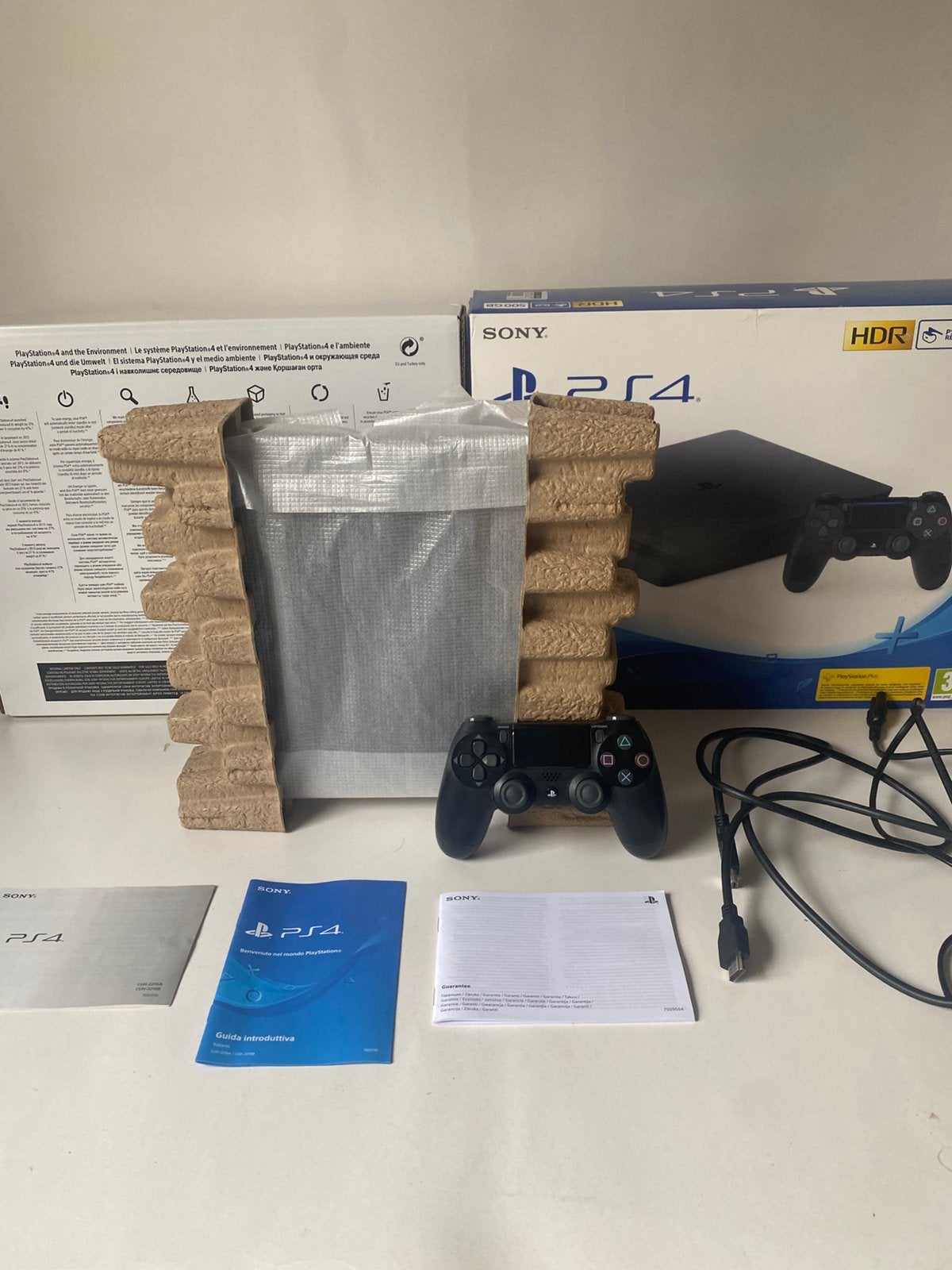 Sony PlayStation 4 Slim 500 G,livrée dans boîte d'origine, 500 GB, Avec disque dur, Enlèvement ou Envoi, Avec 1 manette