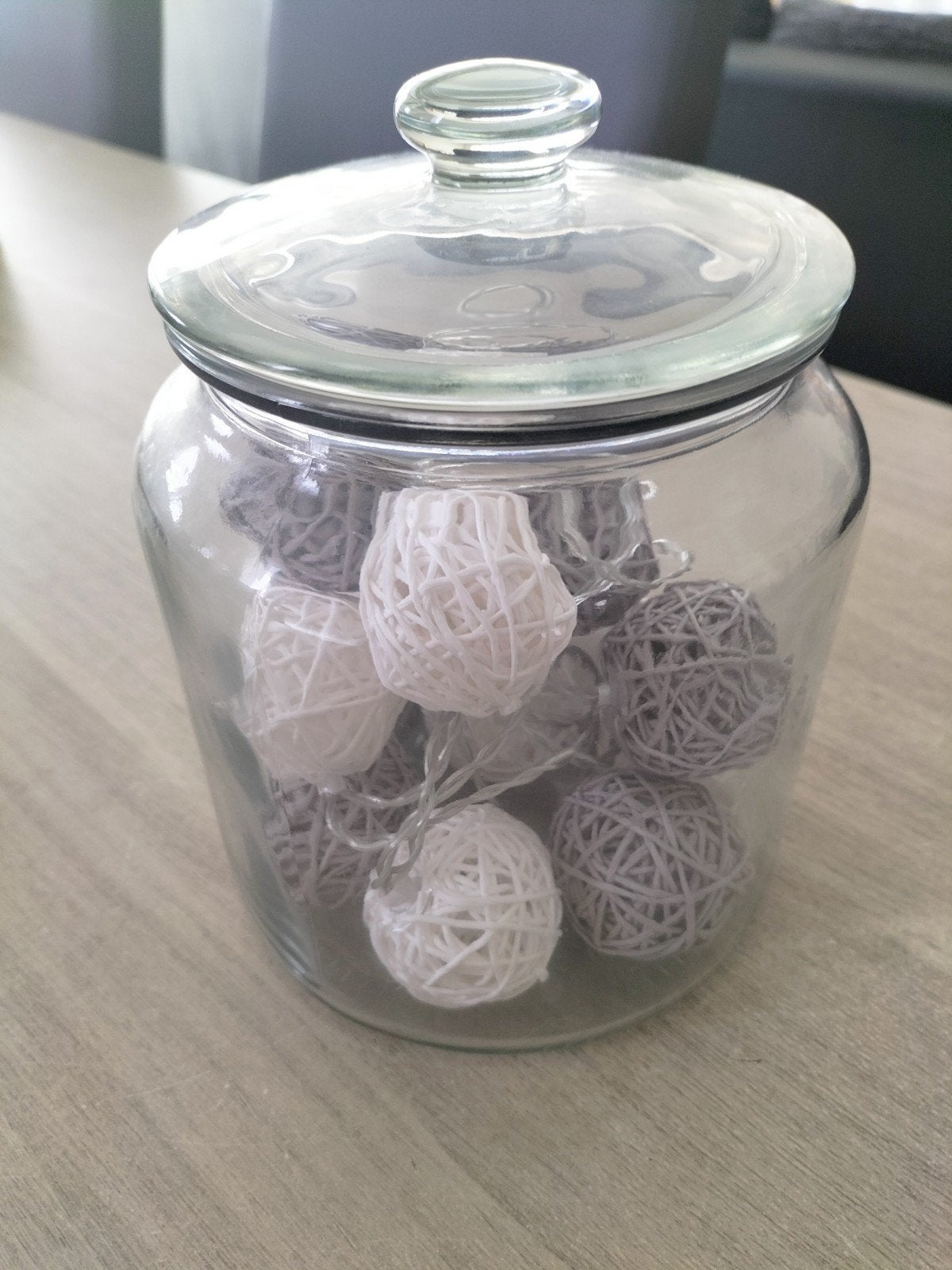Glazen stolp met decoratieve rotan bollen, Huis en Inrichting, Woonaccessoires | Stolpen, Ophalen of Verzenden