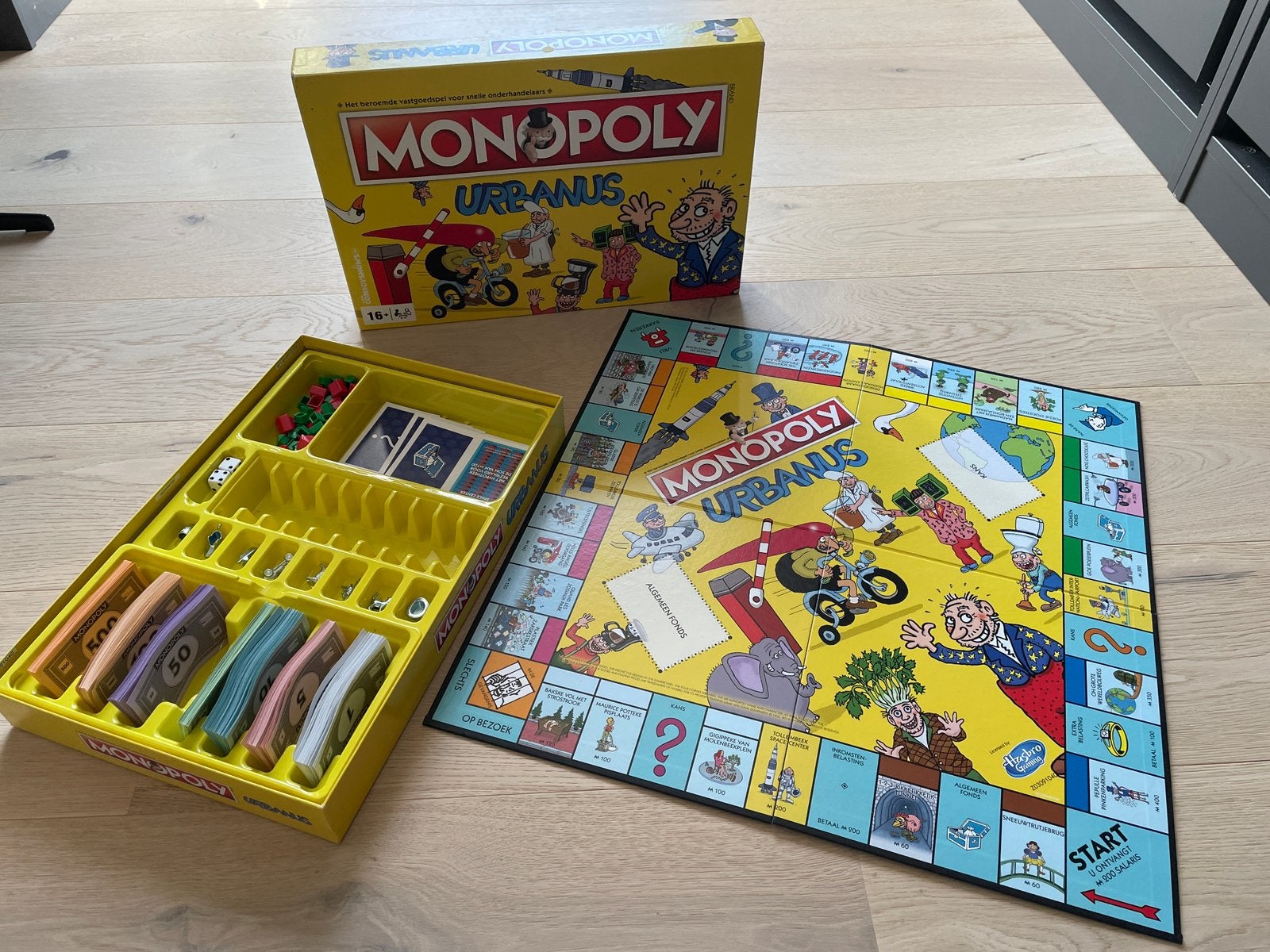 Monopoly – Editie Urbanus – Hasbro – zeer goede staat, Hobby en Vrije tijd, Vijf spelers of meer, Ophalen of Verzenden, Zo goed als nieuw