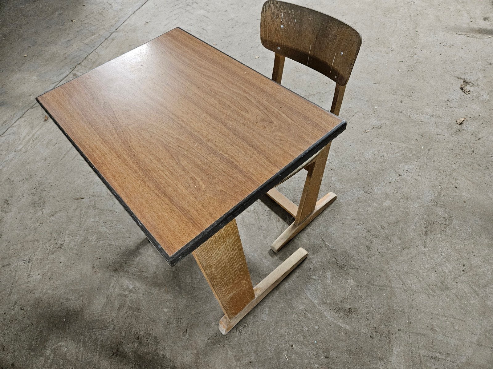 oude schoolbureau met stoel, Ophalen, Schoolbureau