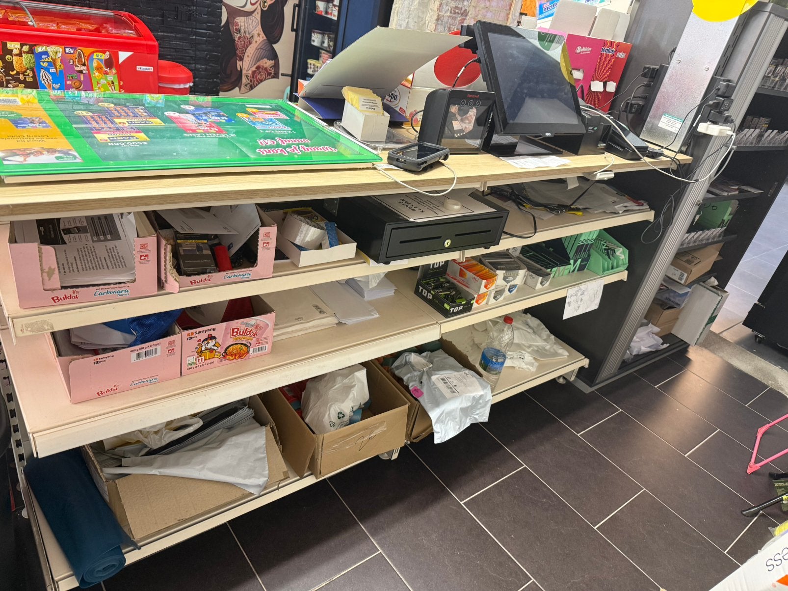 Comptoir magasin, Enlèvement