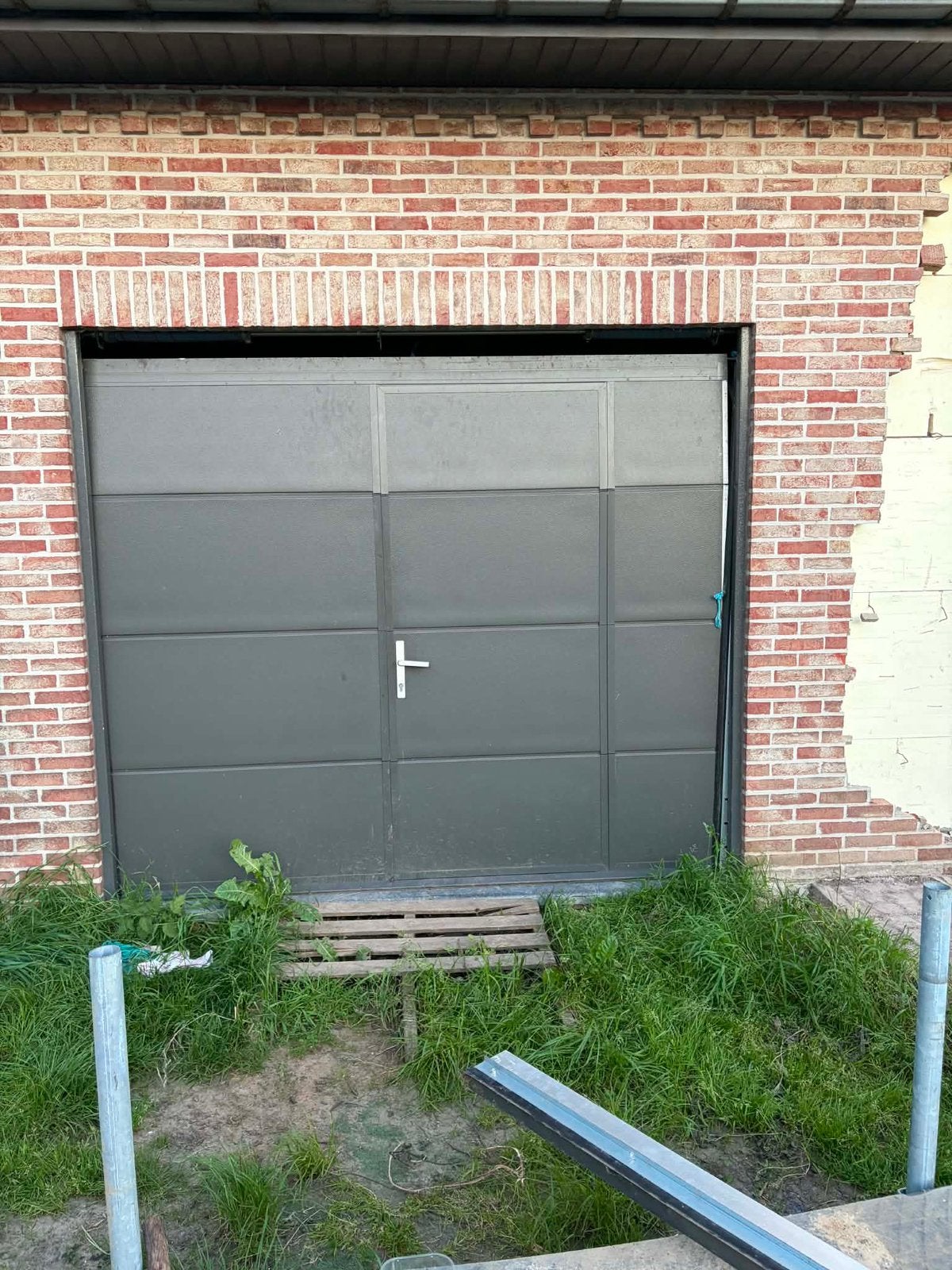 Sectionale poort met deur, Ophalen, Zo goed als nieuw