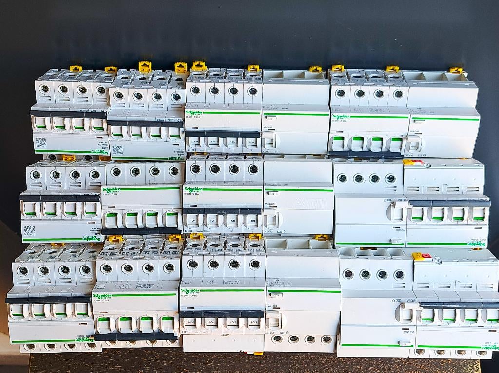 SCHNEIDER ELECTREIC  12 stuks:zekering + differentieelblok, Bricolage & Construction, Électricité & Câbles, Enlèvement, Comme neuf