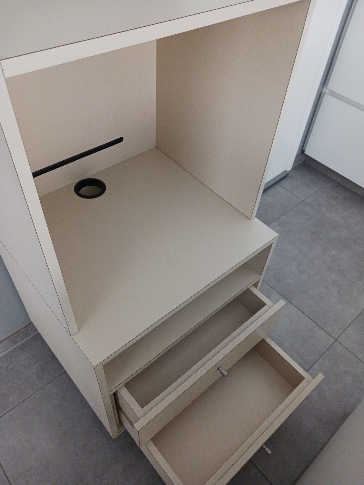 Beige kast op wielen te koop., Modern, Ophalen, Zo goed als nieuw, Beige