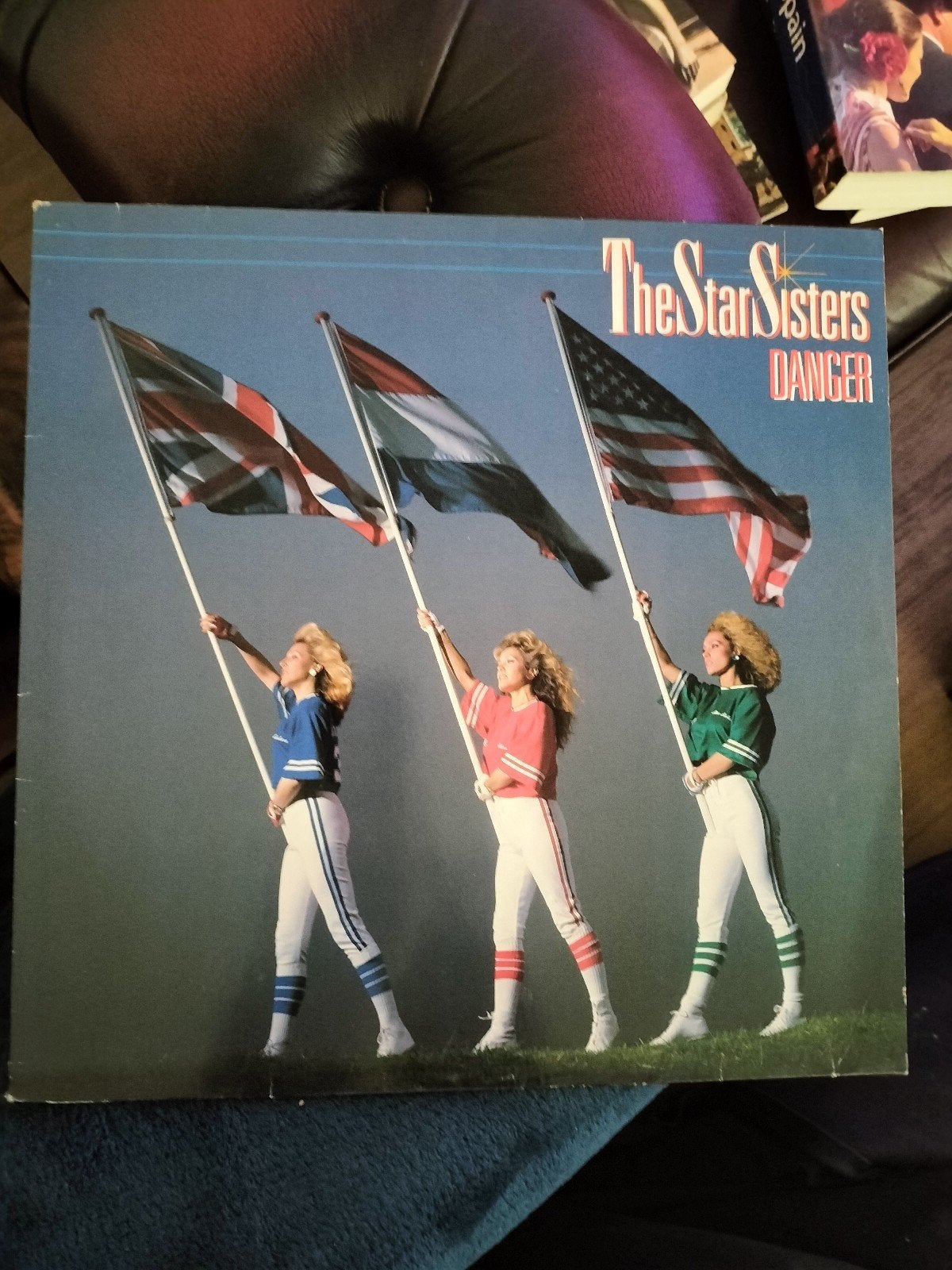 LP Danger des Star Sisters, Envoi