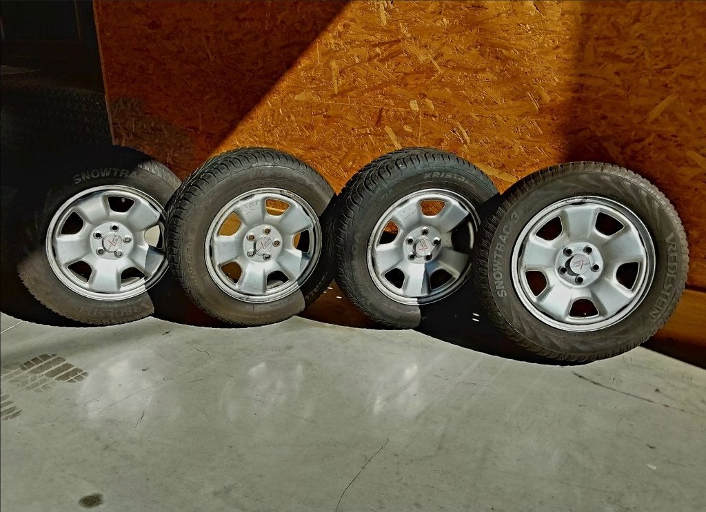 Très bons pneus hiver 195/65-15 sur jantes Subaru, Autos : Pièces & Accessoires, 15 pouces, Pneus et Jantes, Pneus hiver, Enlèvement