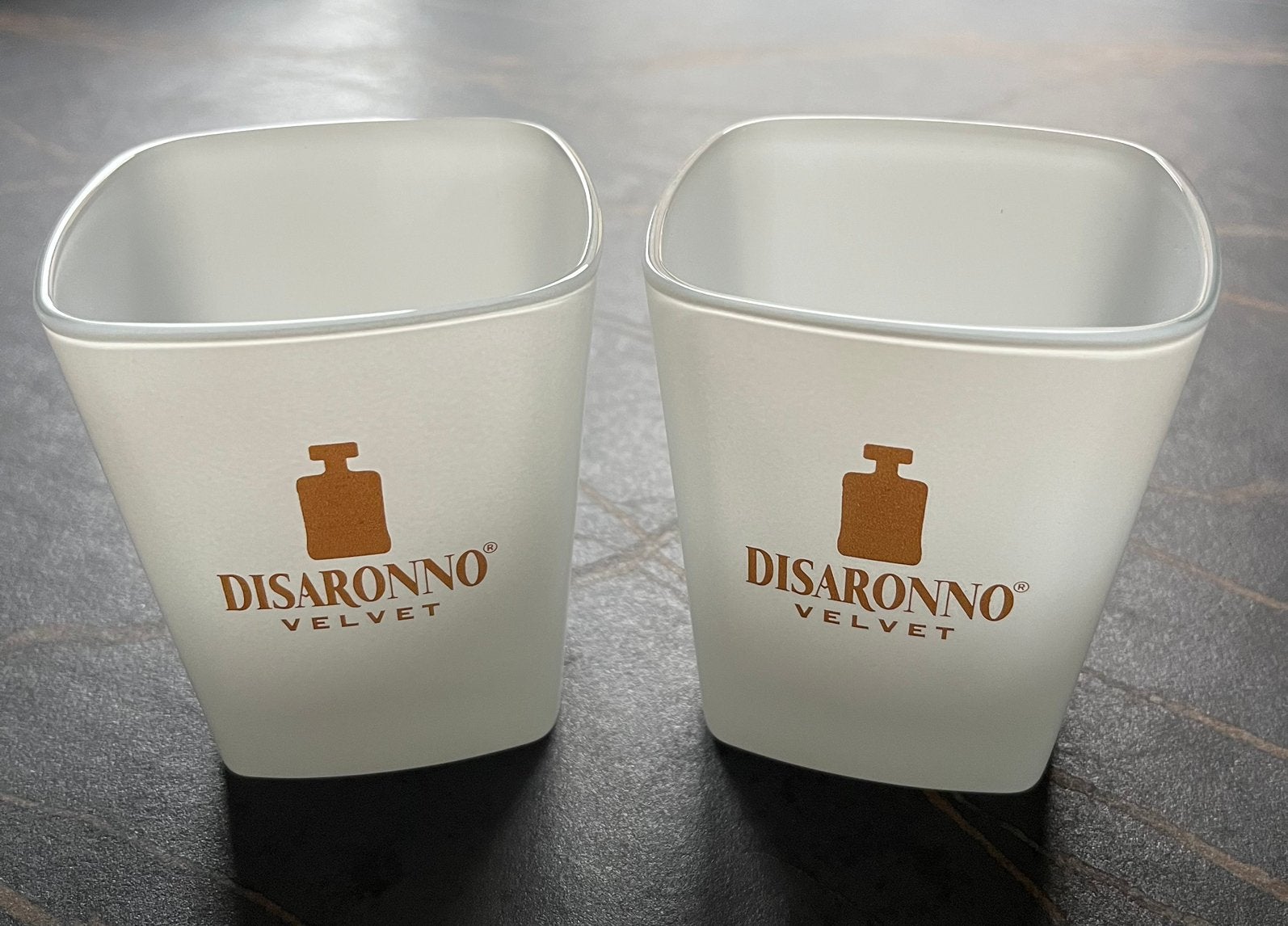 2 nieuwe witte vierkante Disaronno Velvet glazen, Ophalen of Verzenden, Nieuw