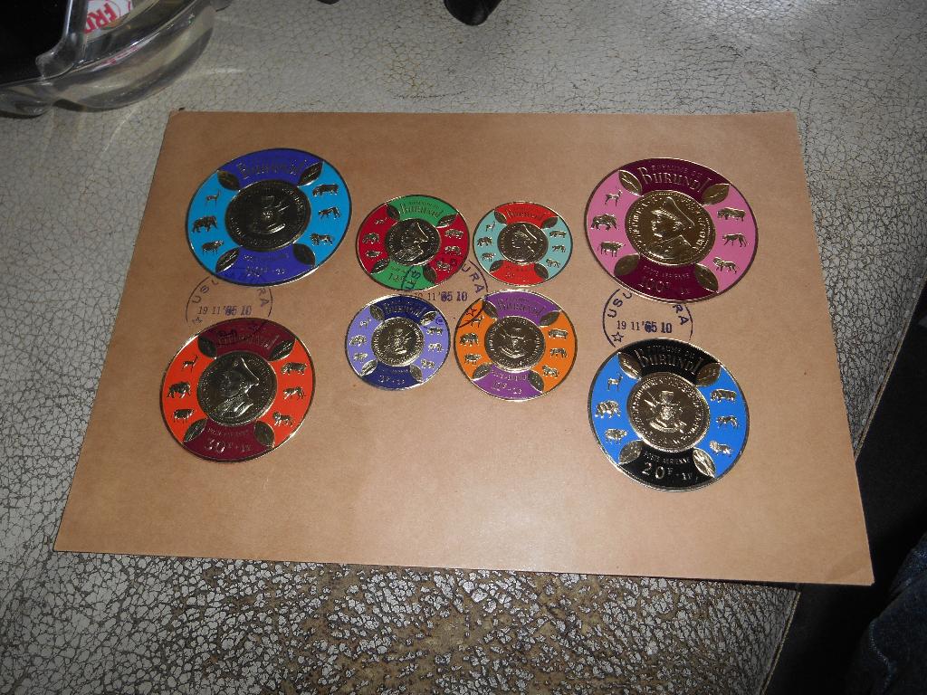 Enveloppe 8 Timbres médaille Burundi, Enlèvement ou Envoi