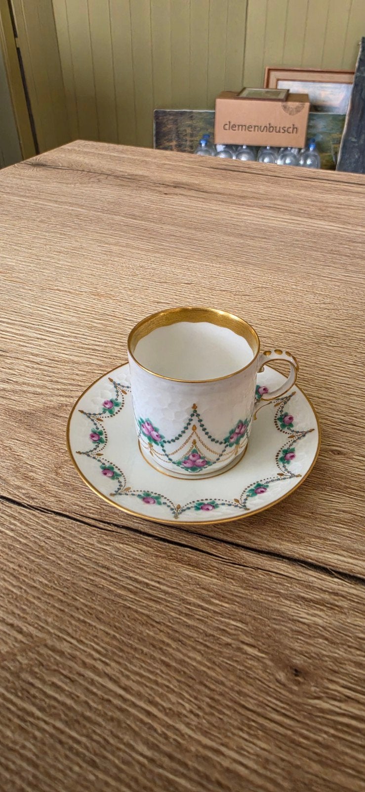 Porseleinen kopje met schoteltje Royal Copenhagen, Enlèvement